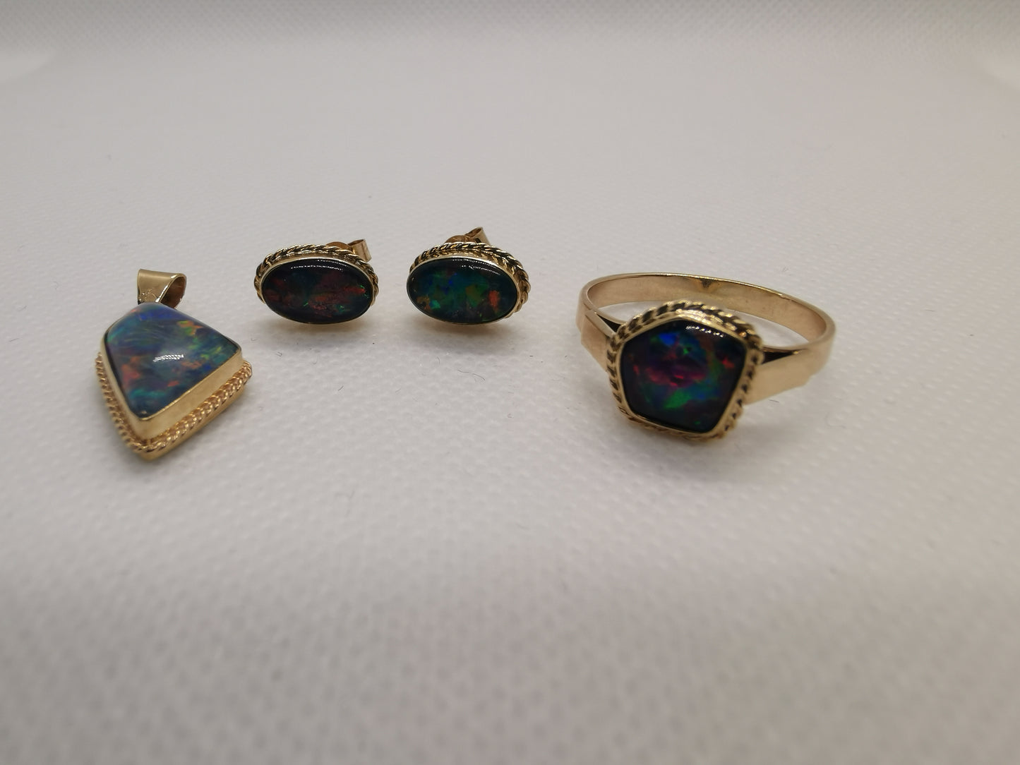Stunning 9ct Solid Gold Australian Opal Jewellery Set – Ring, Pendant & Stud Earrings (7.06g, Ring Size R½)