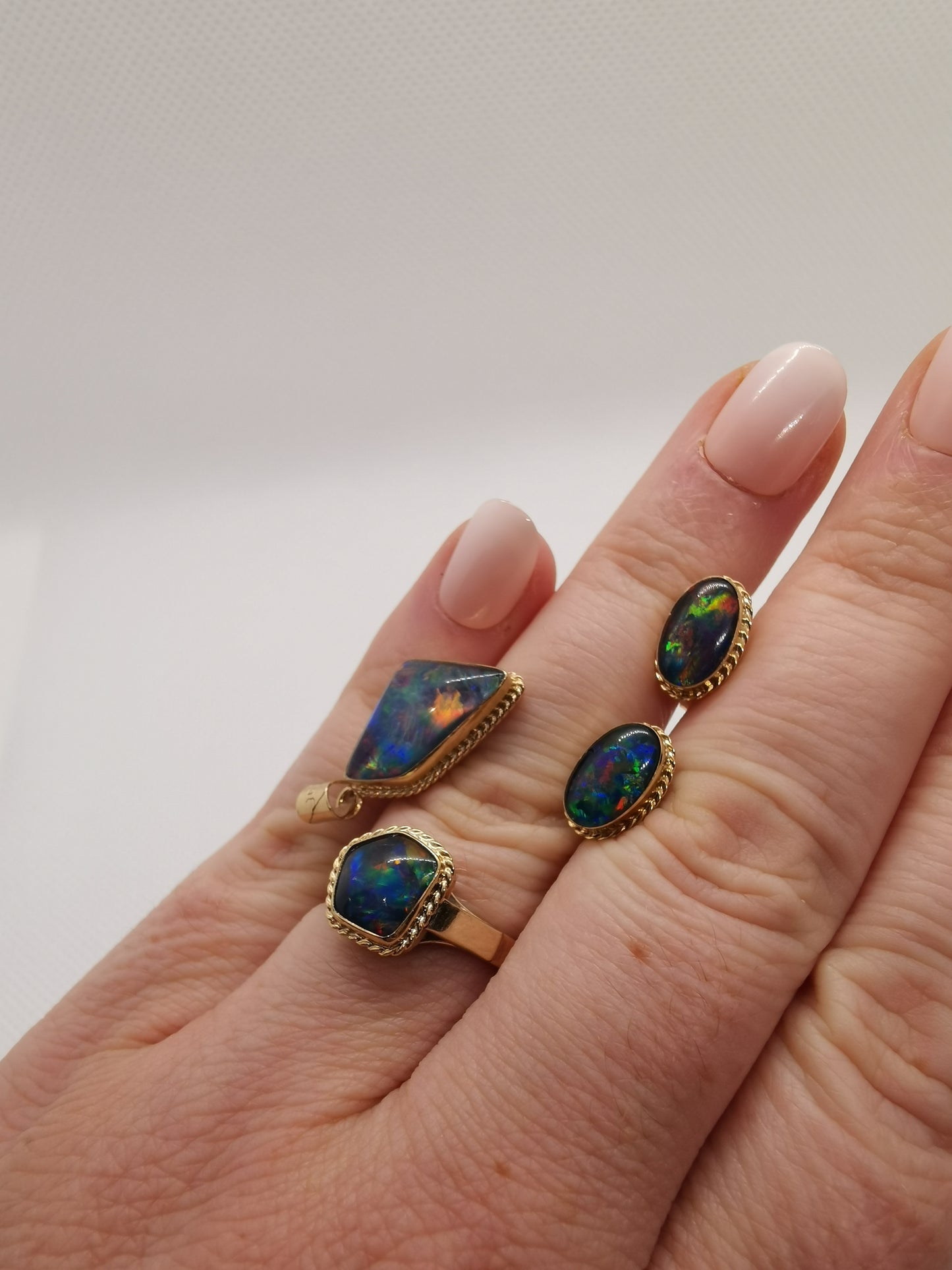 Stunning 9ct Solid Gold Australian Opal Jewellery Set – Ring, Pendant &amp; Stud Earrings (7.06g, Ring Size R½)