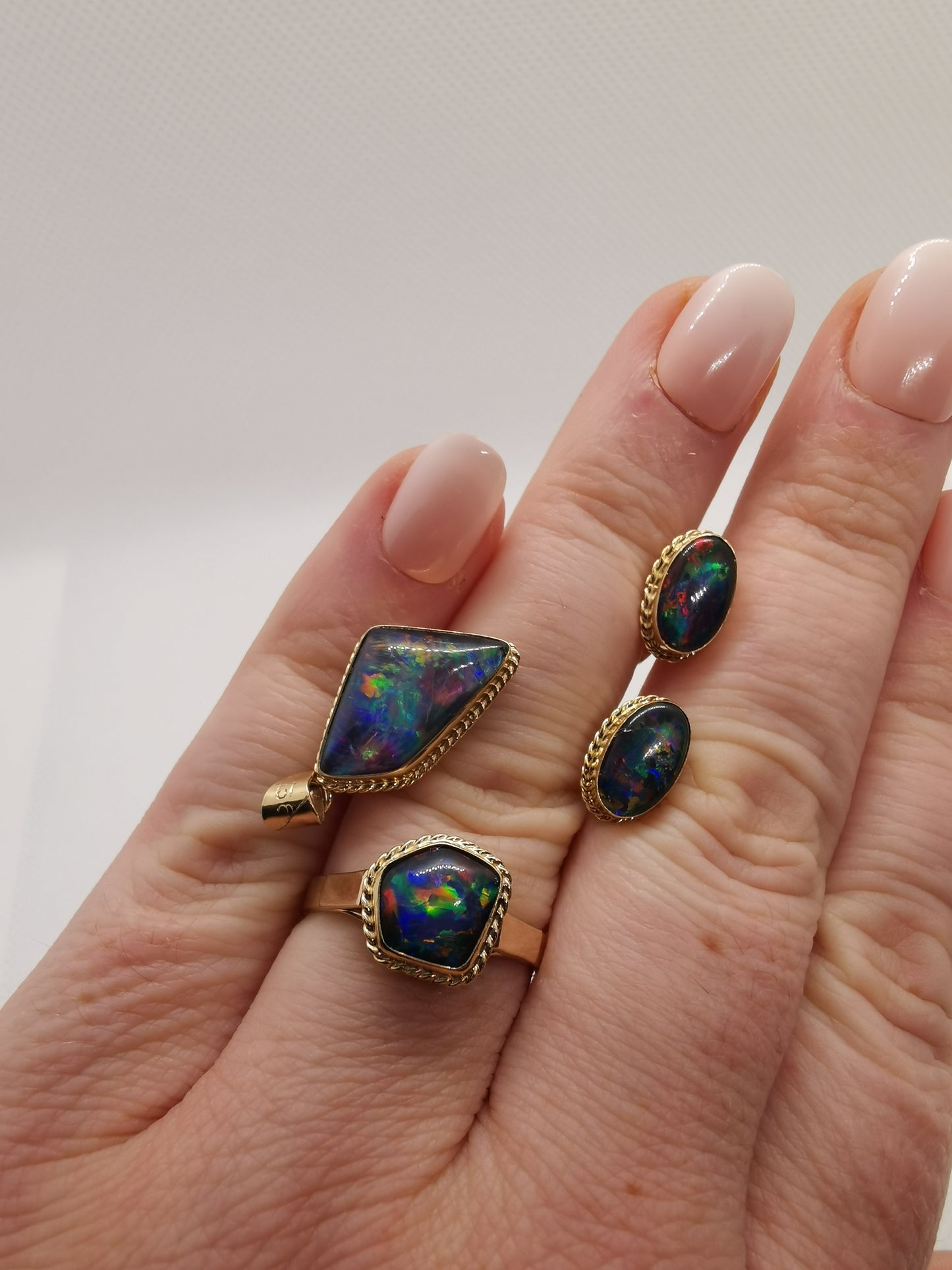 Stunning 9ct Solid Gold Australian Opal Jewellery Set – Ring, Pendant &amp; Stud Earrings (7.06g, Ring Size R½)