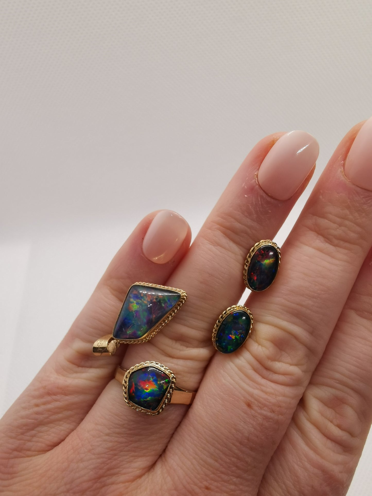 Stunning 9ct Solid Gold Australian Opal Jewellery Set – Ring, Pendant &amp; Stud Earrings (7.06g, Ring Size R½)