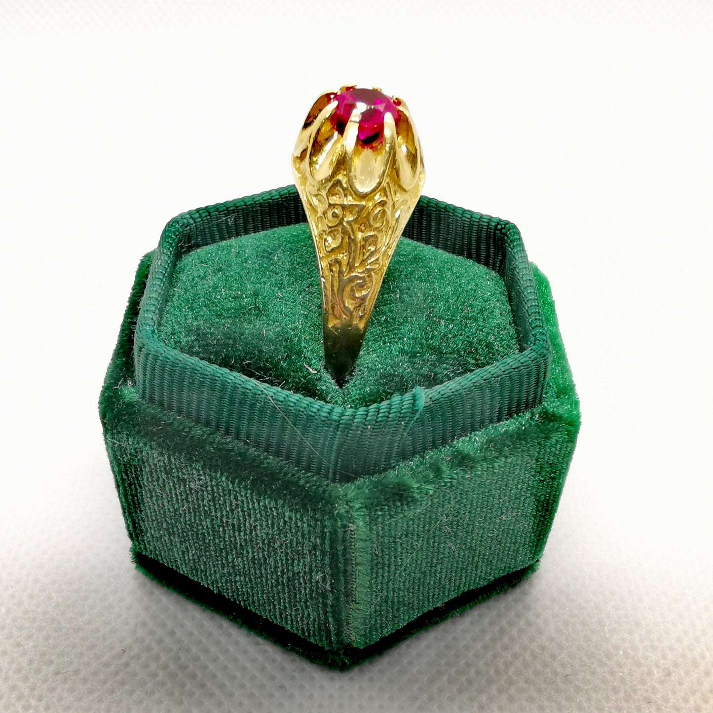 Stunning & Unique 18k Yellow Gold Ruby Ring – Size S, 8.26g