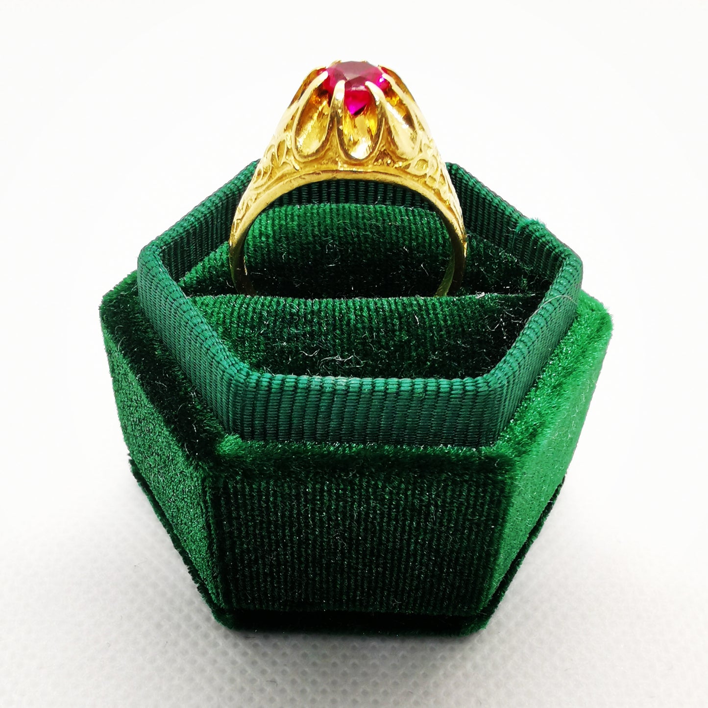 Stunning & Unique 18k Yellow Gold Ruby Ring – Size S, 8.26g