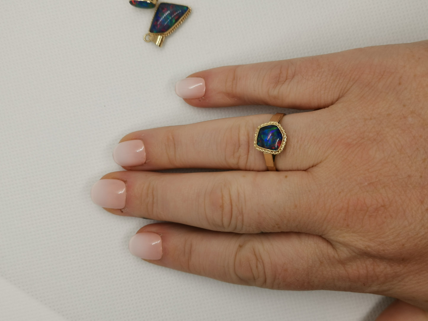 Stunning 9ct Solid Gold Australian Opal Jewellery Set – Ring, Pendant &amp; Stud Earrings (7.06g, Ring Size R½)