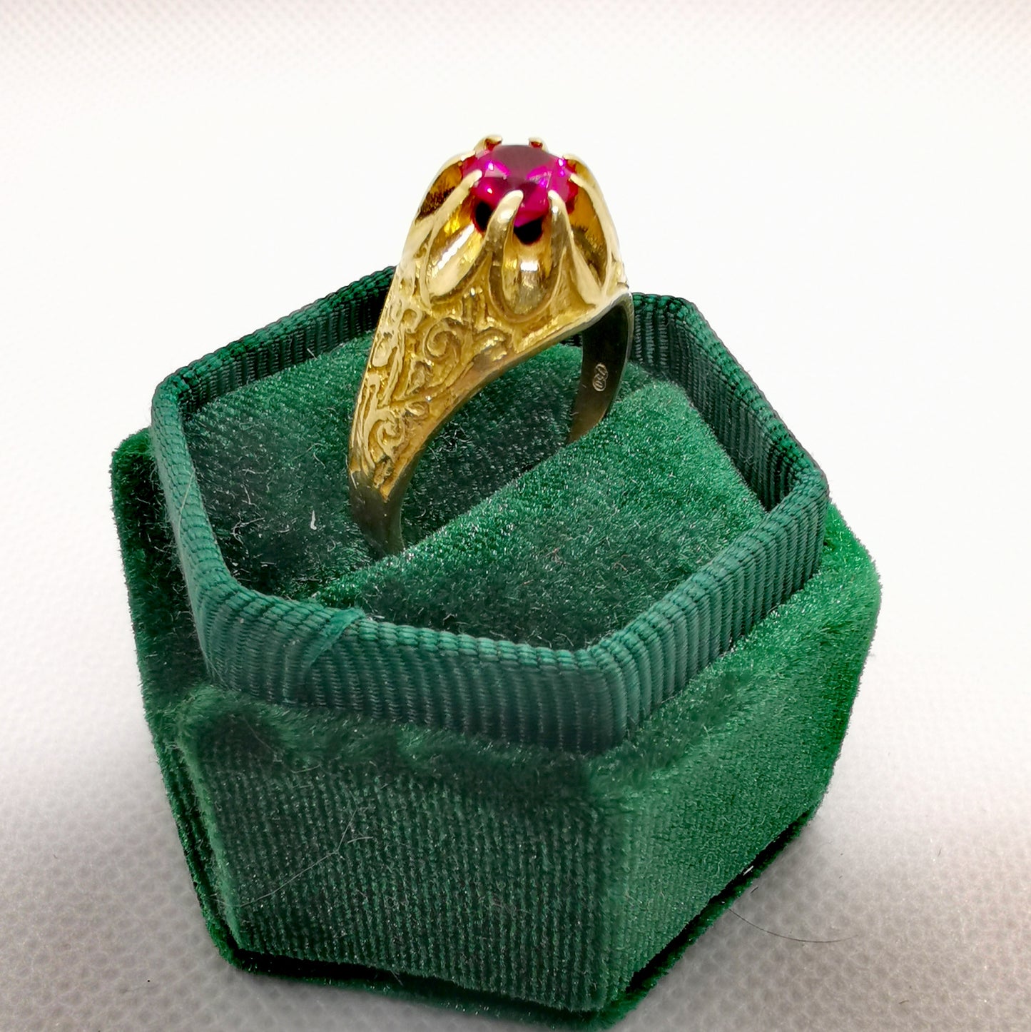 Stunning & Unique 18k Yellow Gold Ruby Ring – Size S, 8.26g