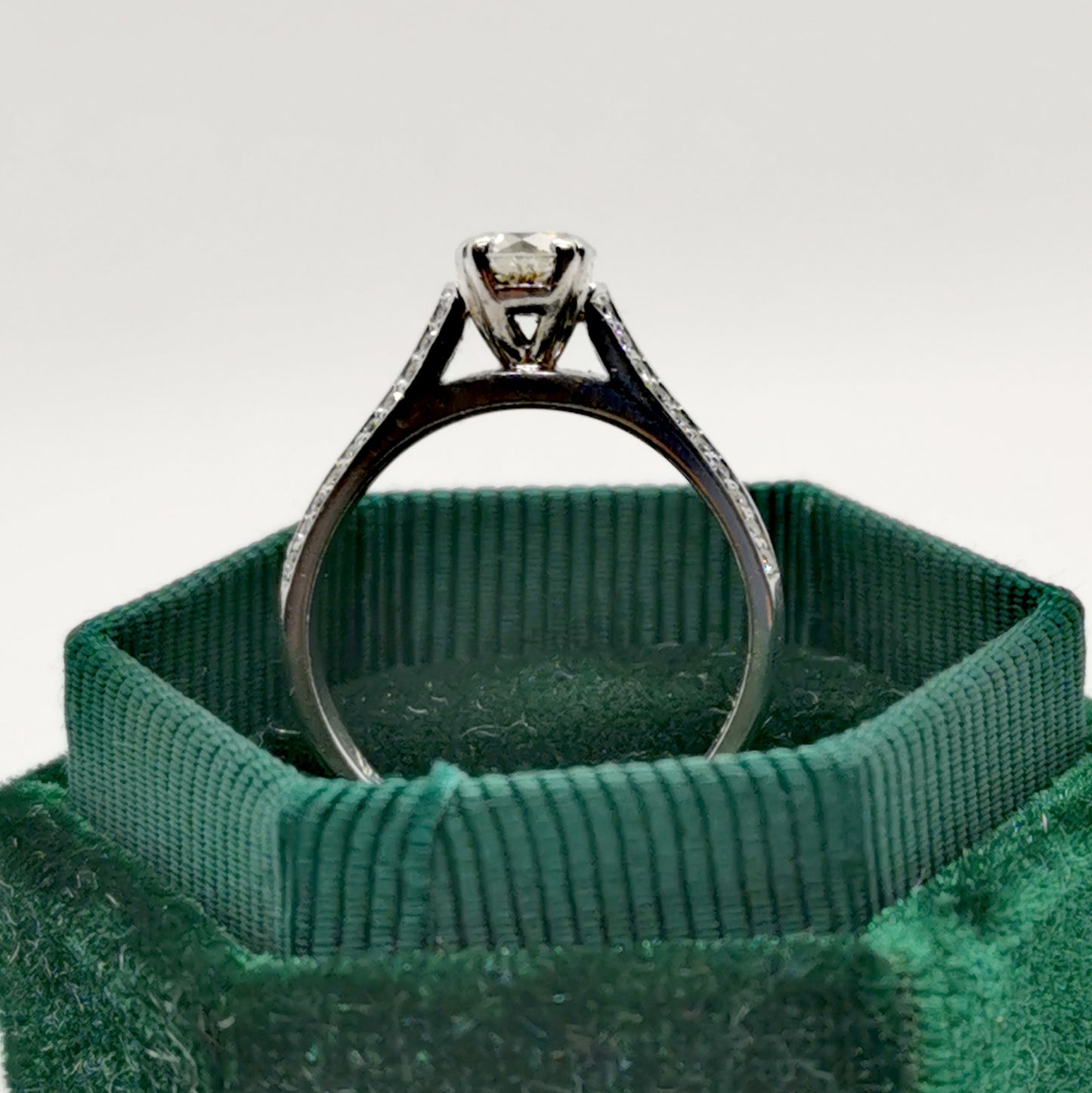 Exquisite 18ct White Gold Diamond Engagement Ring – Size O½, 5.00g