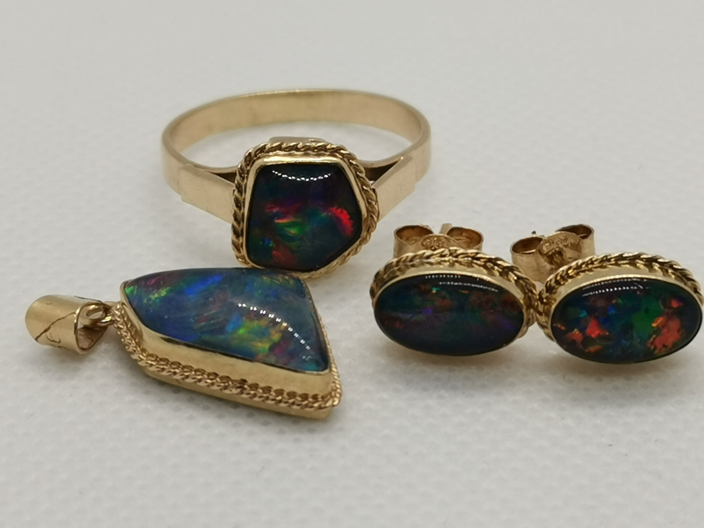 Stunning 9ct Solid Gold Australian Opal Jewellery Set – Ring, Pendant &amp; Stud Earrings (7.06g, Ring Size R½)