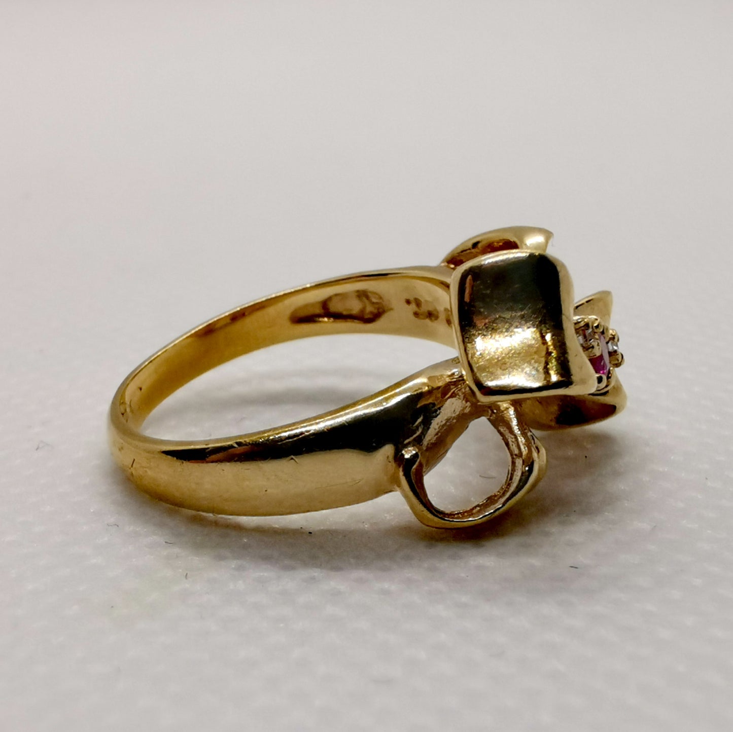 Charming 9k Yellow Gold Ruby & Diamond Ribbon Bow Ring – Size M½, 4.35g