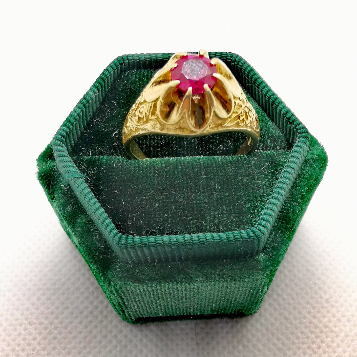 Stunning & Unique 18k Yellow Gold Ruby Ring – Size S, 8.26g