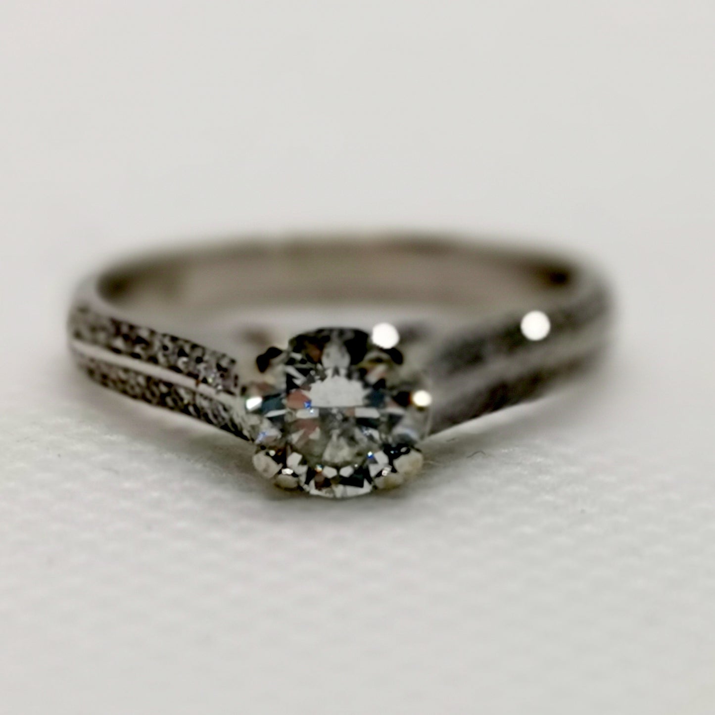 Exquisite 18ct White Gold Diamond Engagement Ring – Size O½, 5.00g