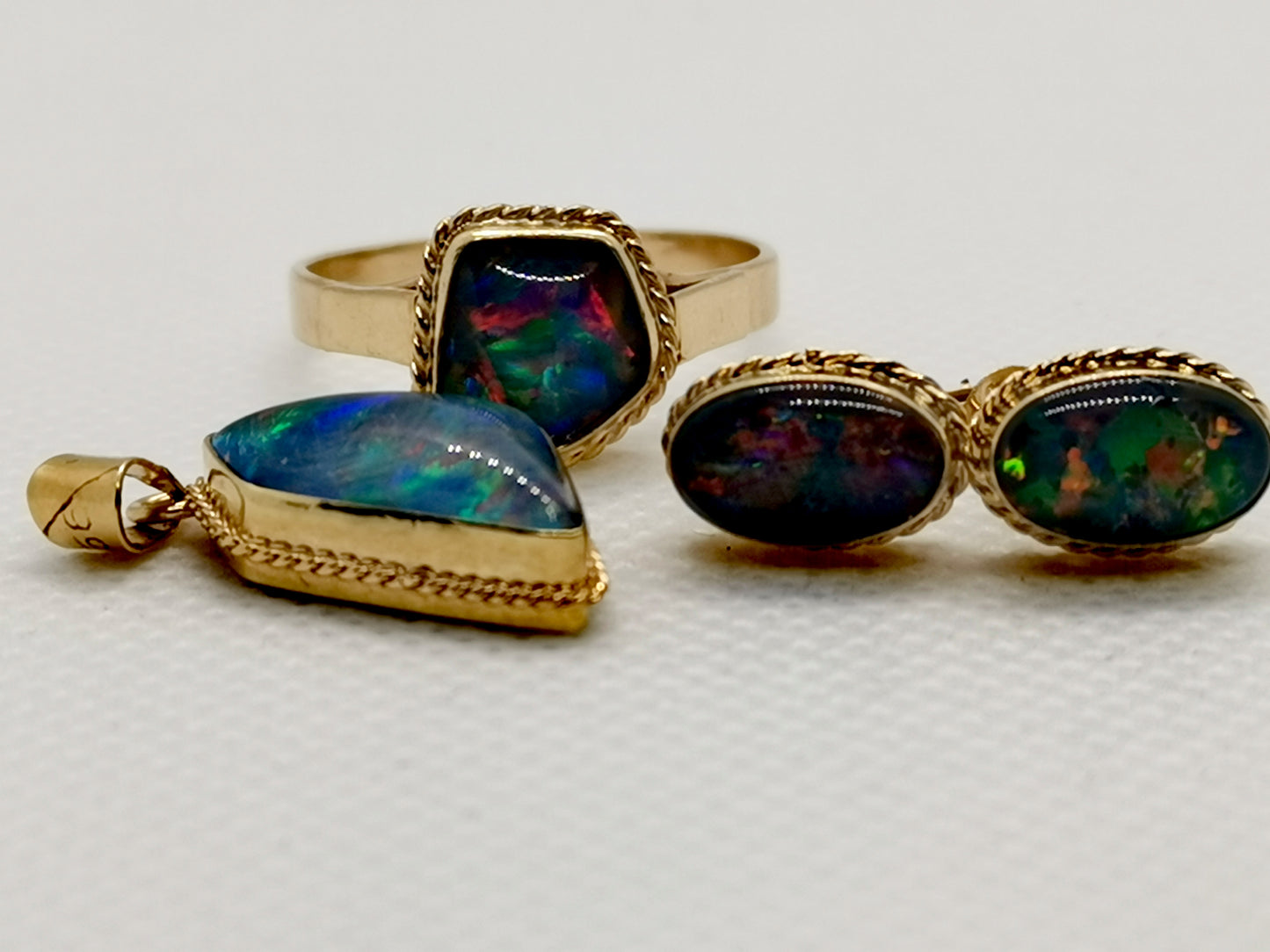 Stunning 9ct Solid Gold Australian Opal Jewellery Set – Ring, Pendant &amp; Stud Earrings (7.06g, Ring Size R½)