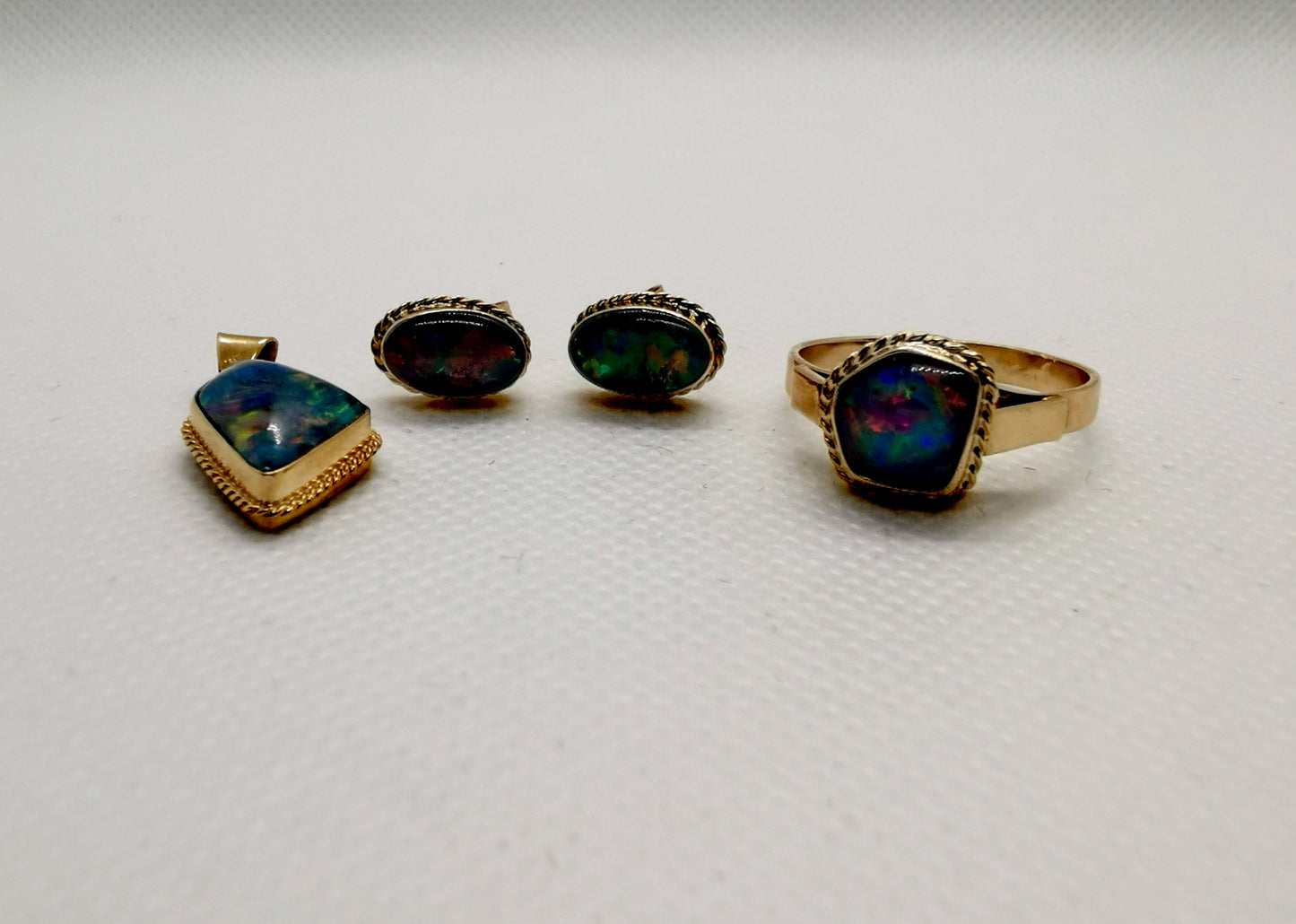 Stunning 9ct Solid Gold Australian Opal Jewellery Set – Ring, Pendant &amp; Stud Earrings (7.06g, Ring Size R½)