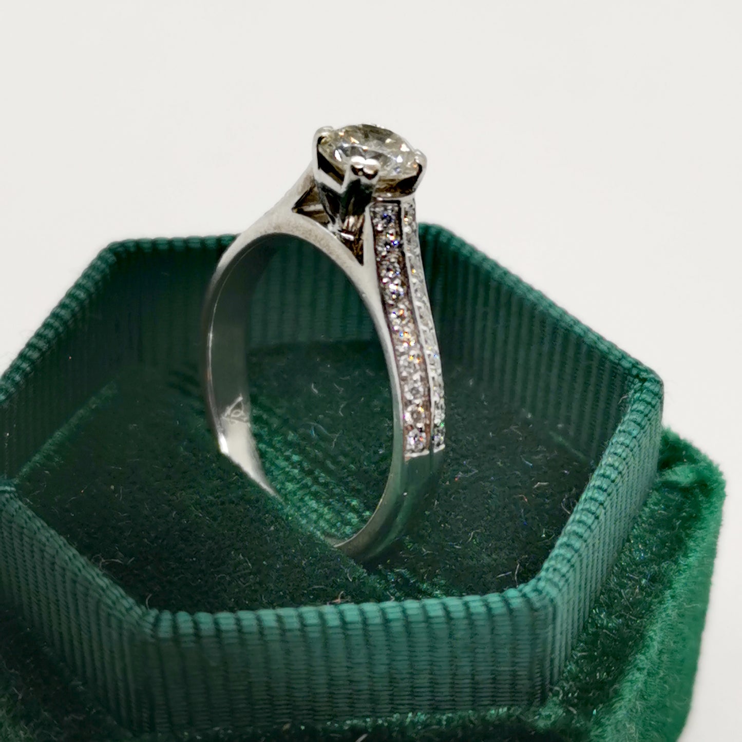 Exquisite 18ct White Gold Diamond Engagement Ring – Size O½, 5.00g