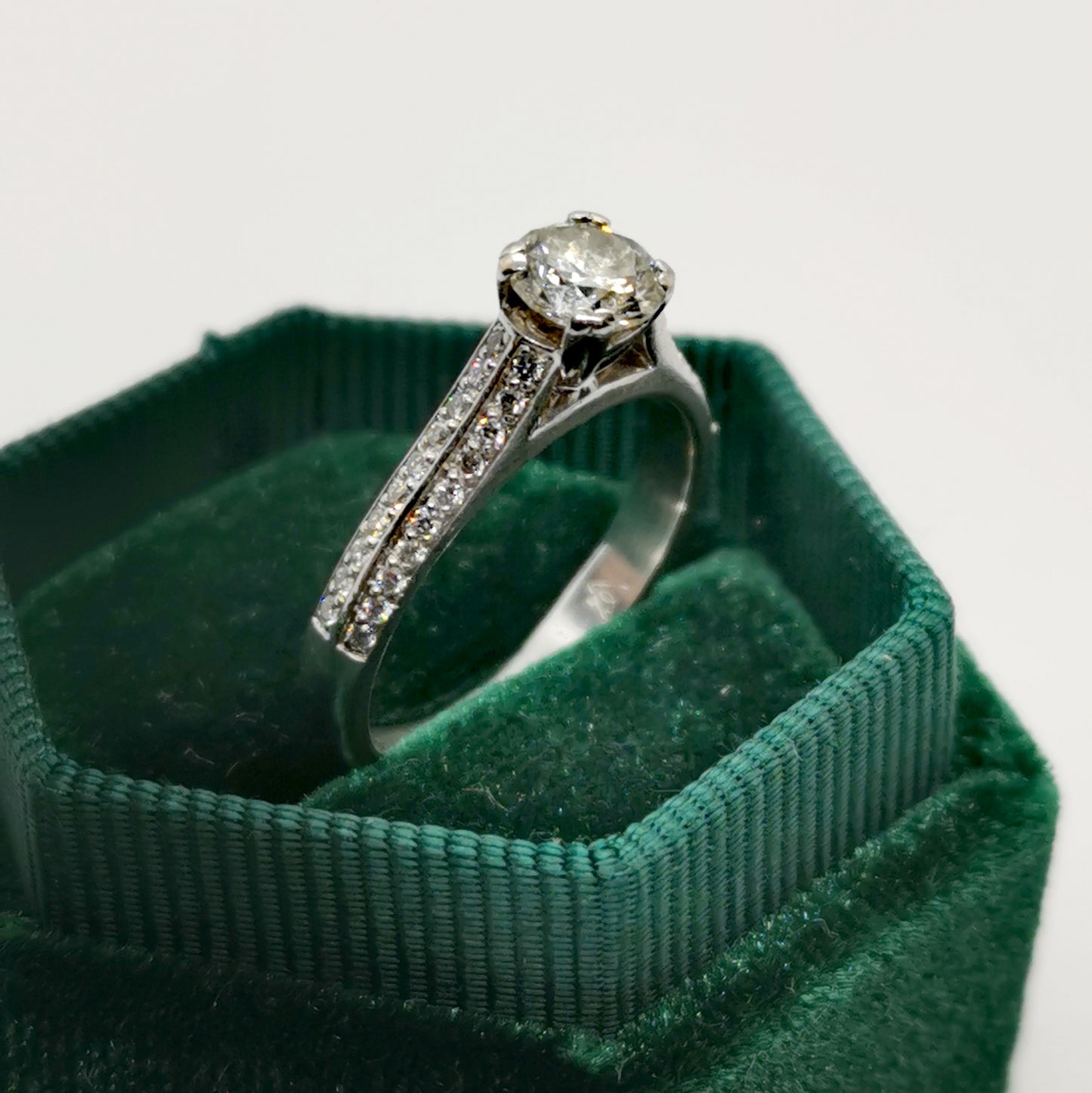 Exquisite 18ct White Gold Diamond Engagement Ring – Size O½, 5.00g